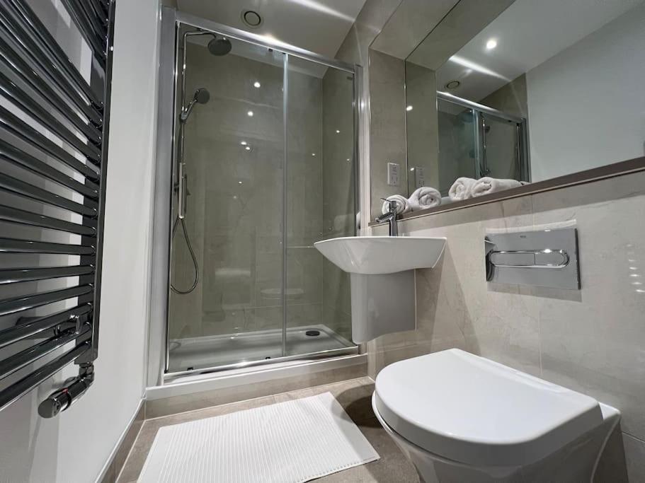 2 Bed Penthouse Style Apartment Londen Buitenkant foto