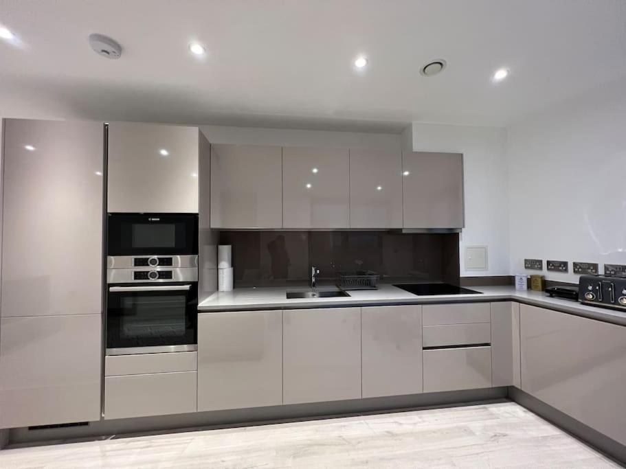 2 Bed Penthouse Style Apartment Londen Buitenkant foto