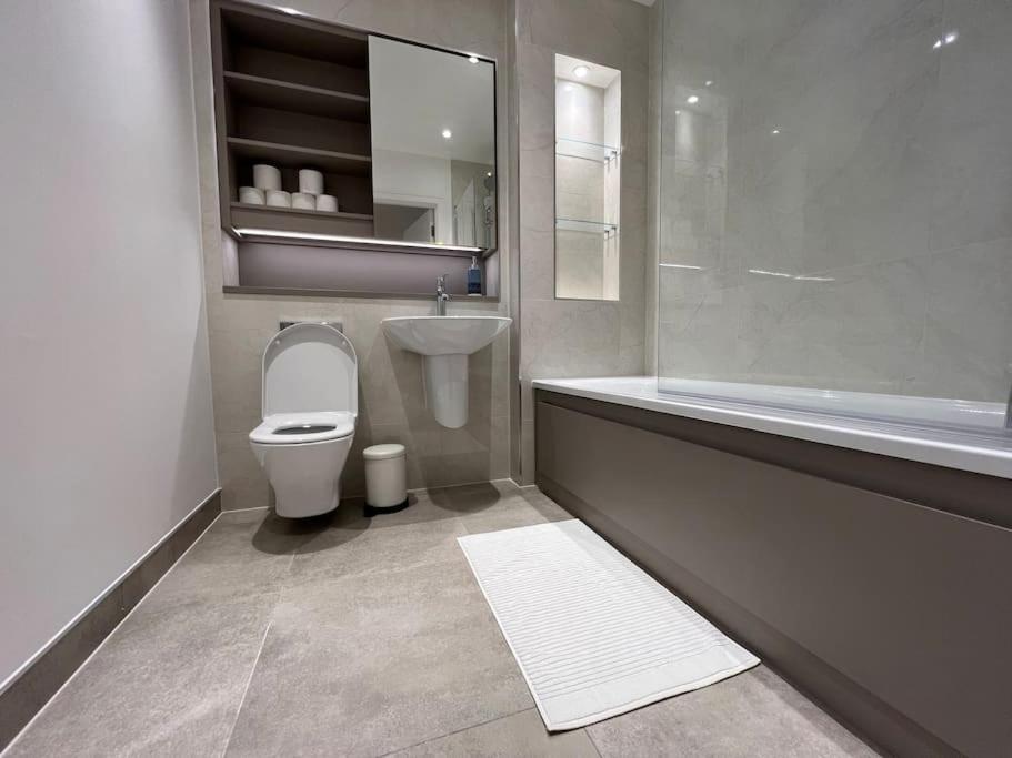 2 Bed Penthouse Style Apartment Londen Buitenkant foto
