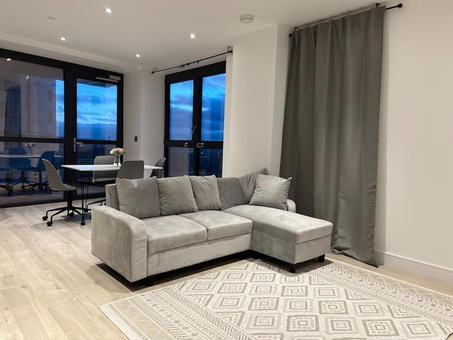 2 Bed Penthouse Style Apartment Londen Buitenkant foto
